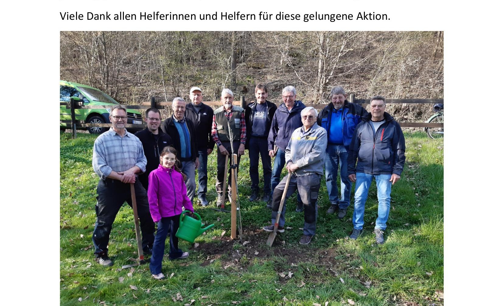 Gemeinsames Pflanzen von Walnussbaum und Haselnussstrauch am Adorfer Tretbecken