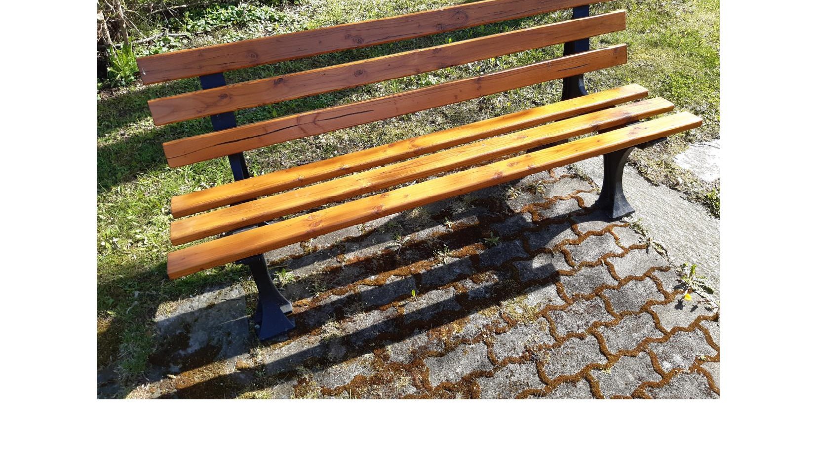 Neu gestrichene Friedhofsbank in Adorf